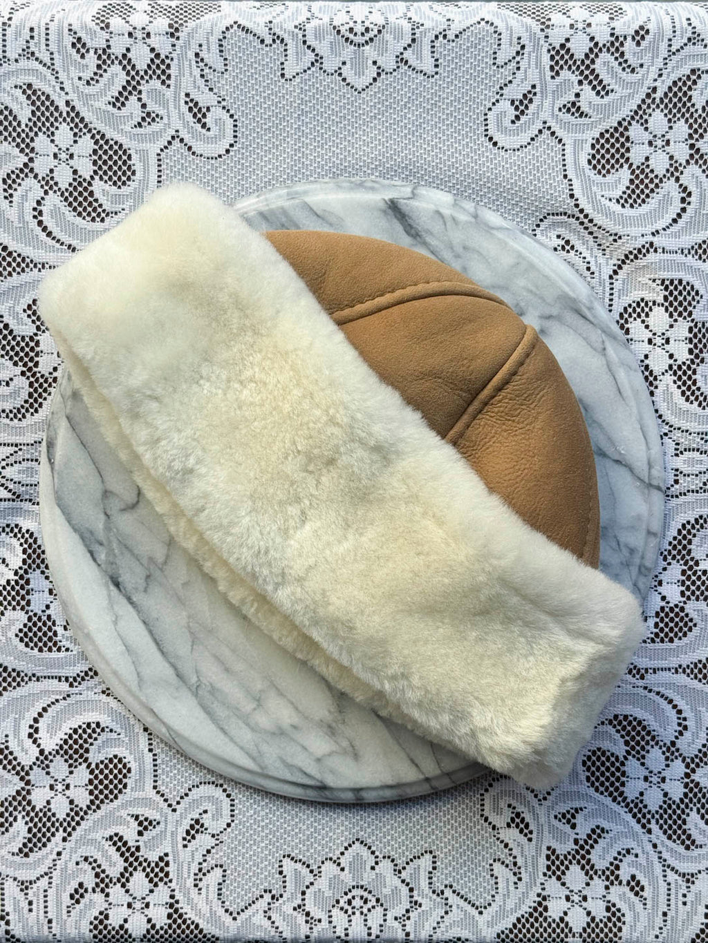 Shearling hat i camel