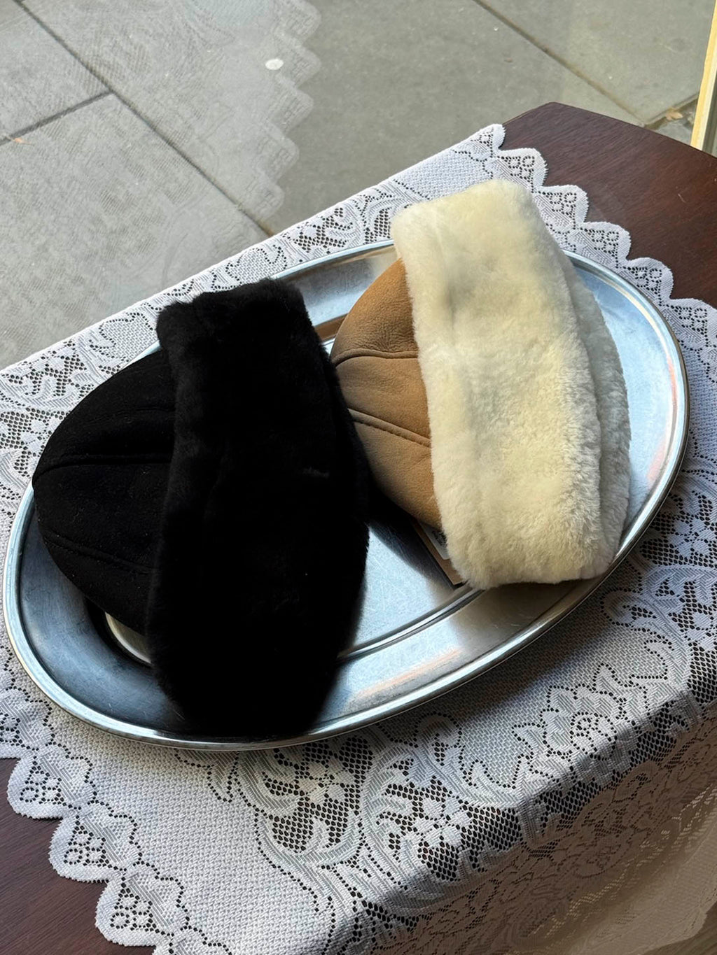 Shearling hat i camel