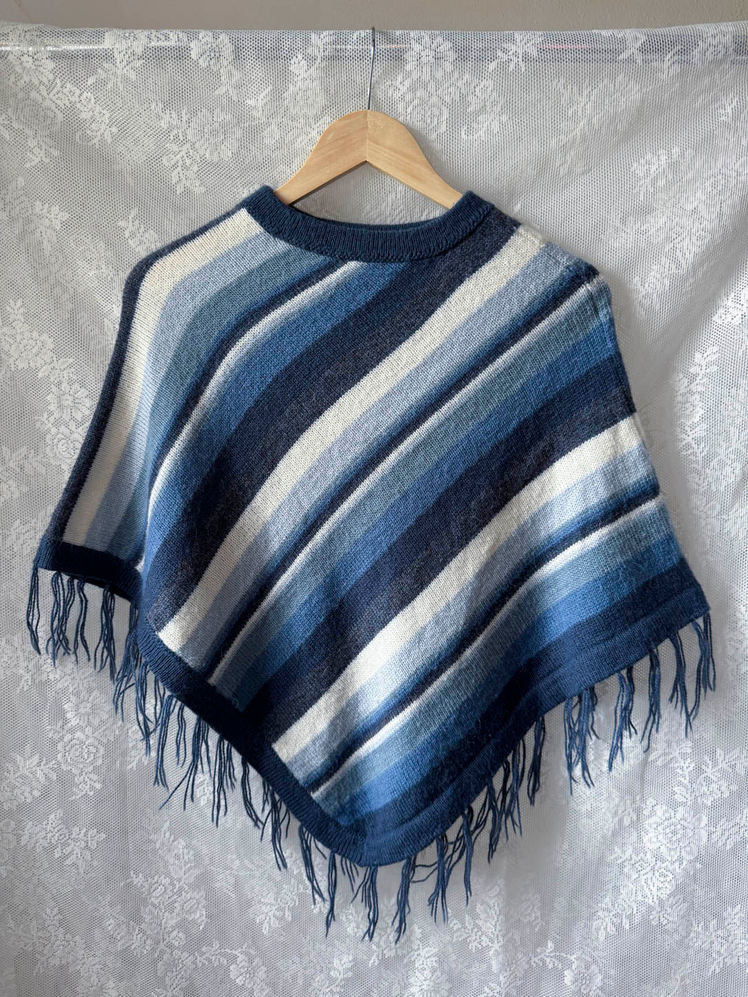 Blåstribet poncho