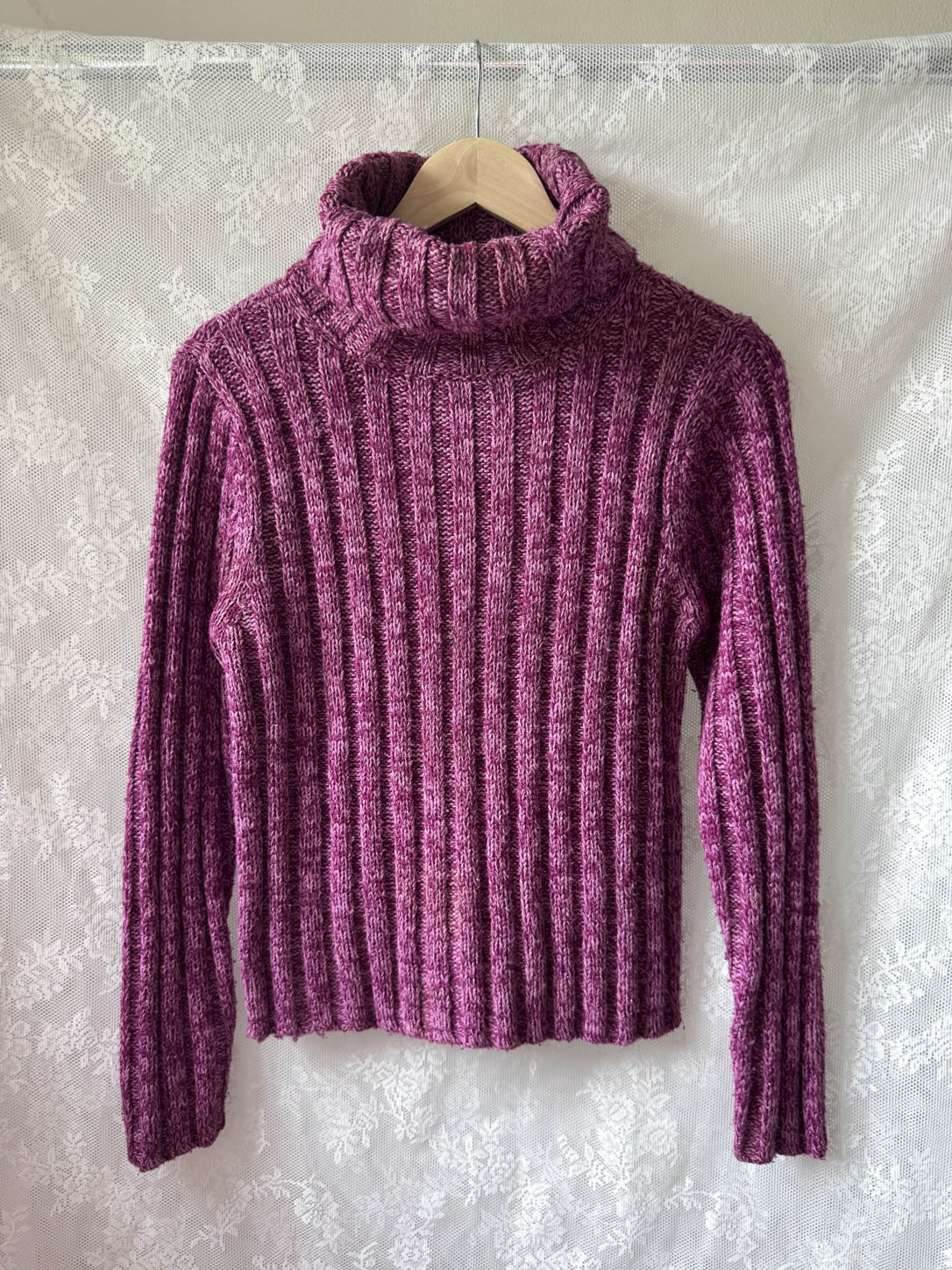 Pink striktrøje med høj hals