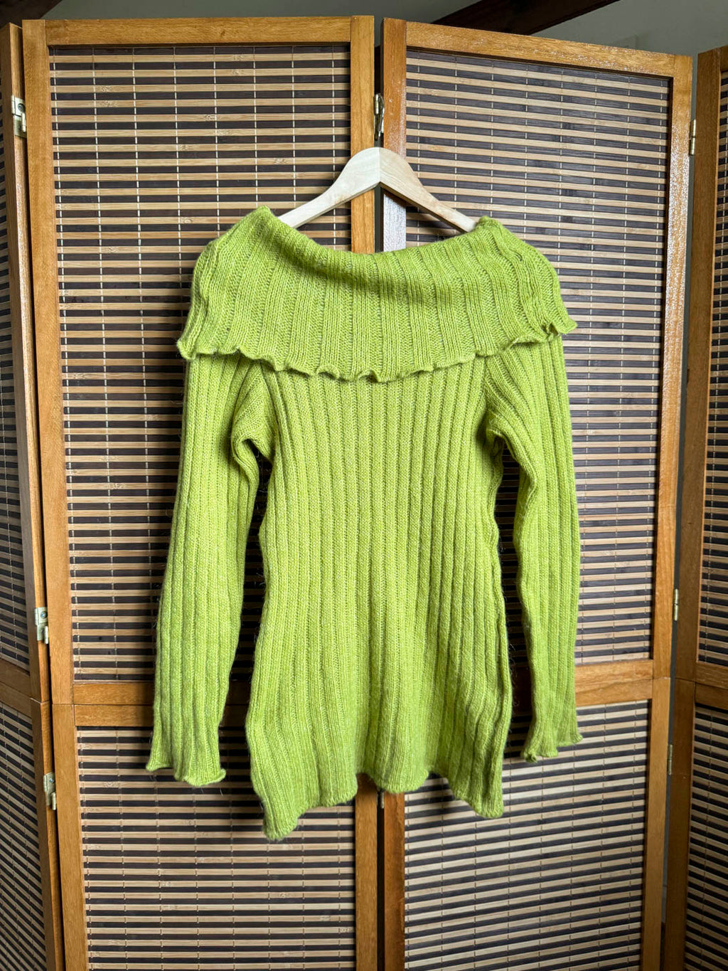 Off-shoulder striktrøje