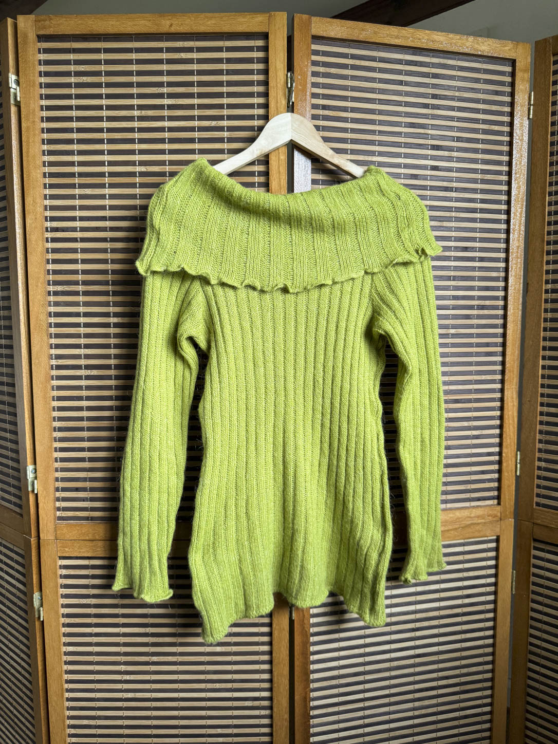 Off-shoulder striktrøje
