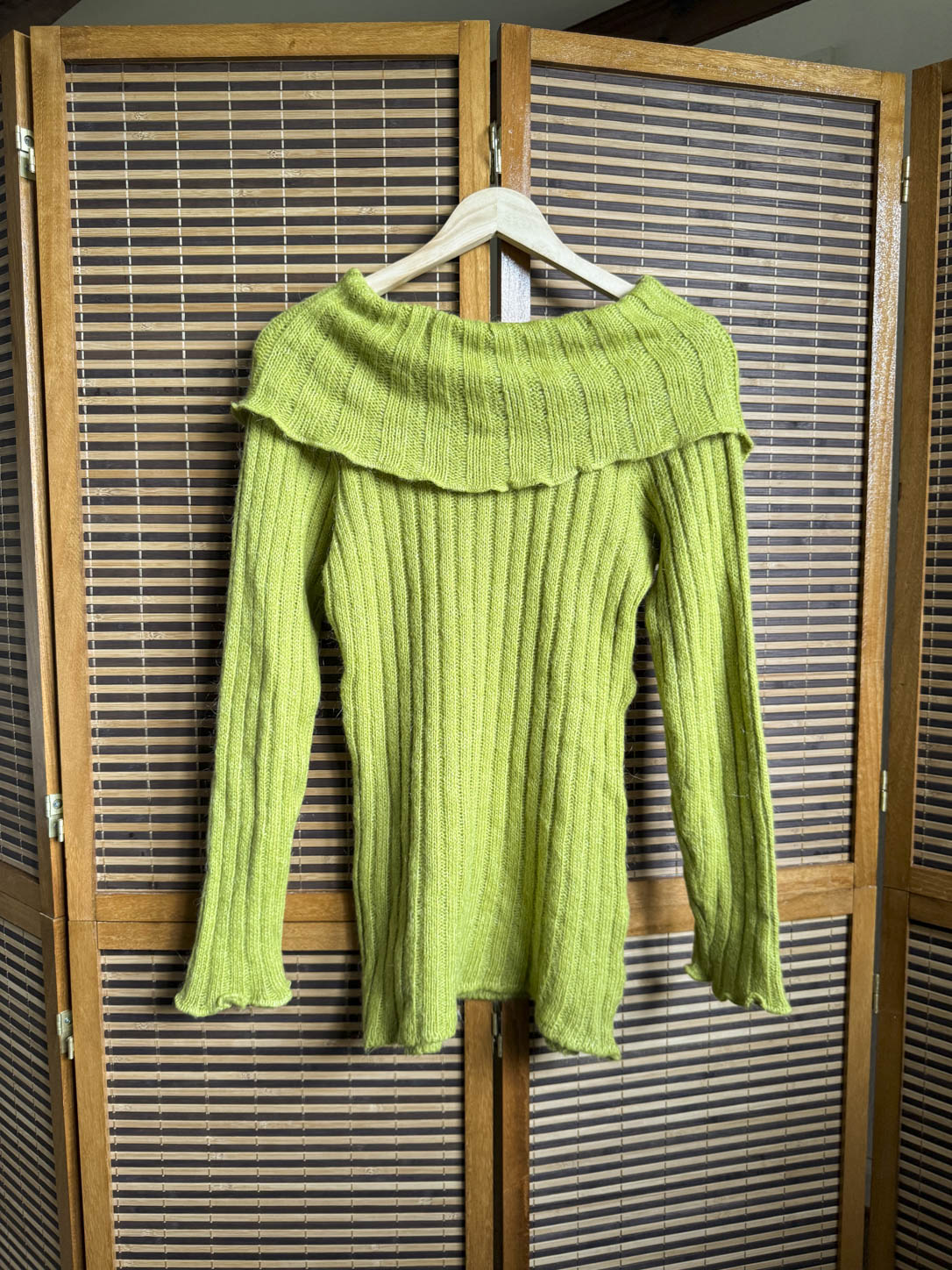 Off-shoulder striktrøje