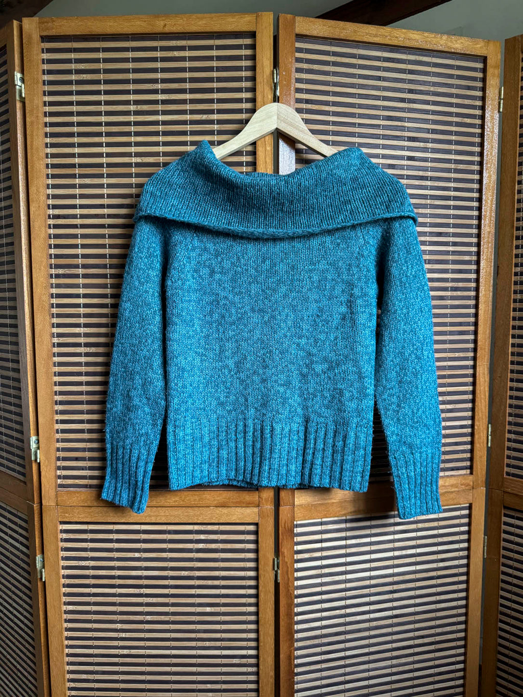 Off-shoulder Striktrøje
