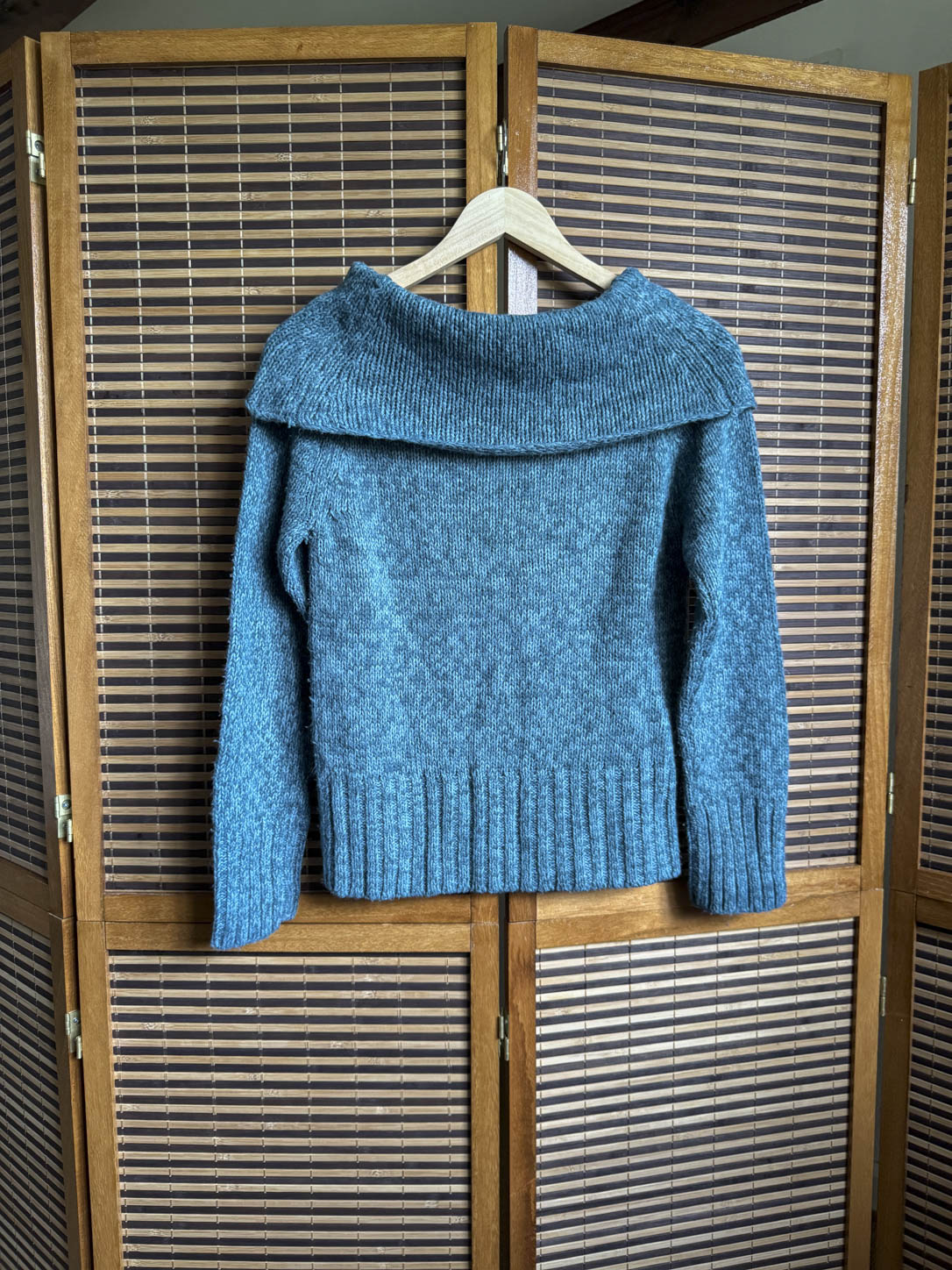 Off-shoulder Striktrøje