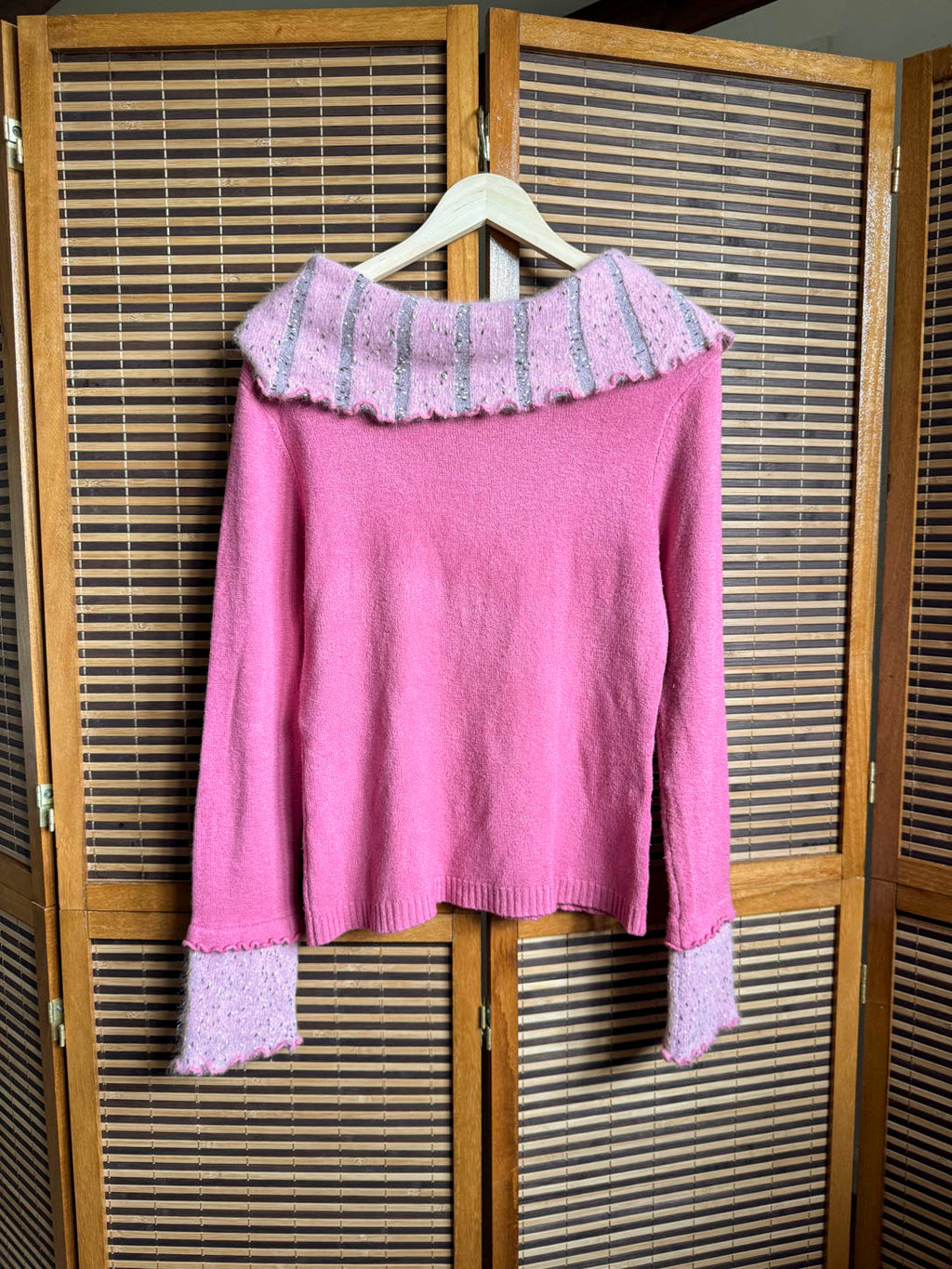 Off-shoulder striktrøje
