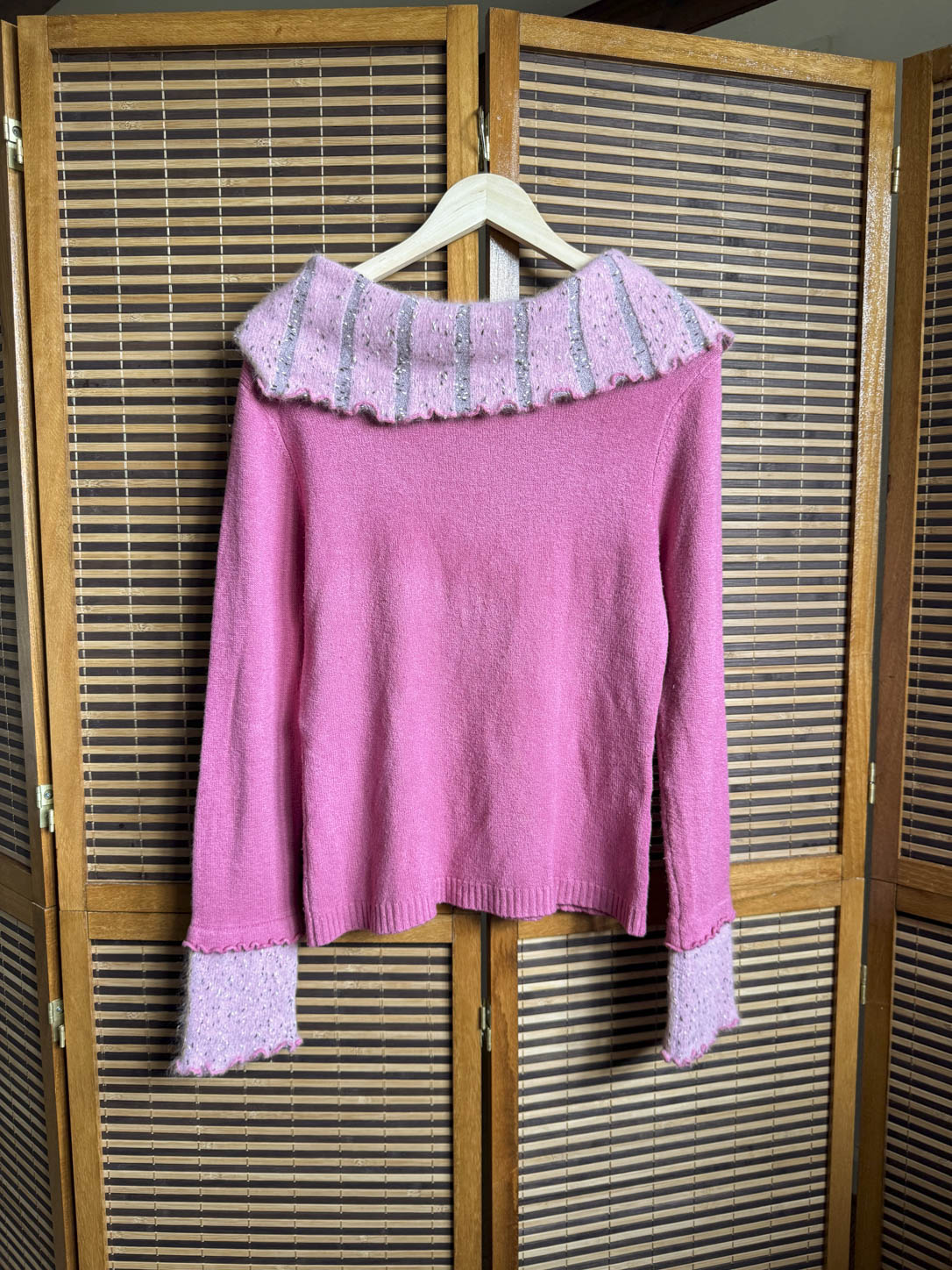 Off-shoulder striktrøje