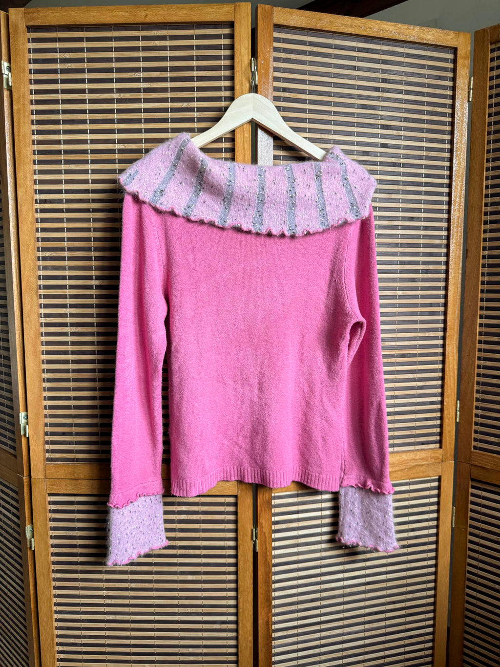 Off-shoulder striktrøje