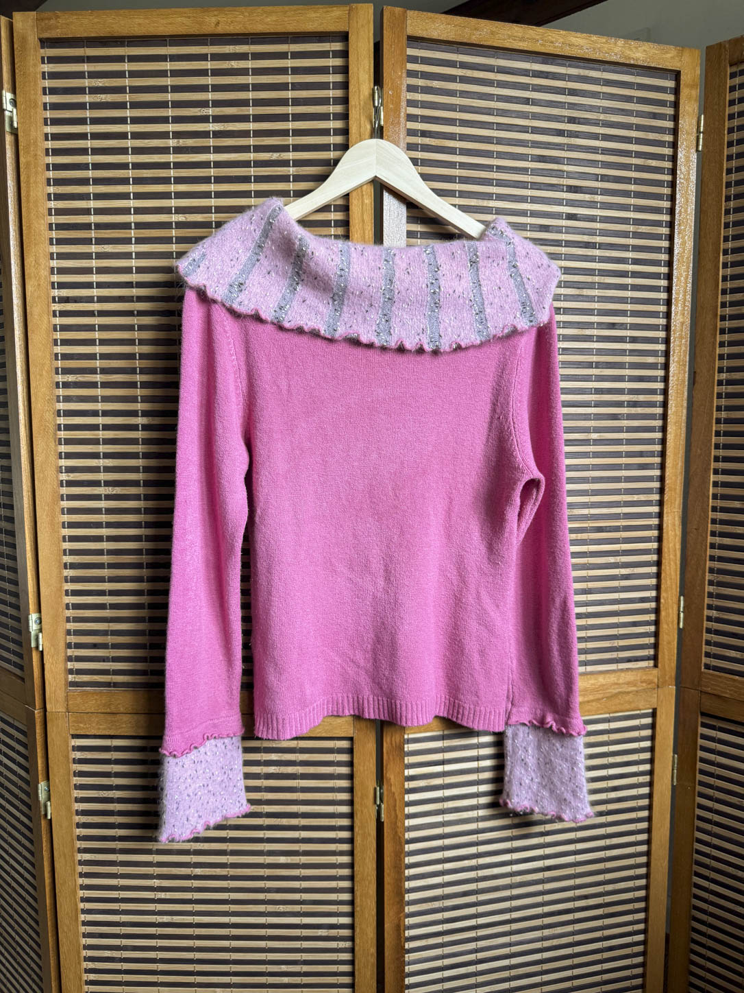 Off-shoulder striktrøje