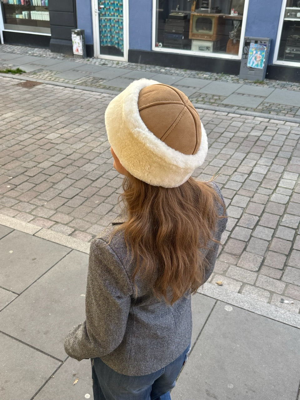 Shearling hat i camel