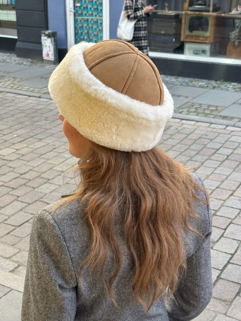 Shearling hat i camel