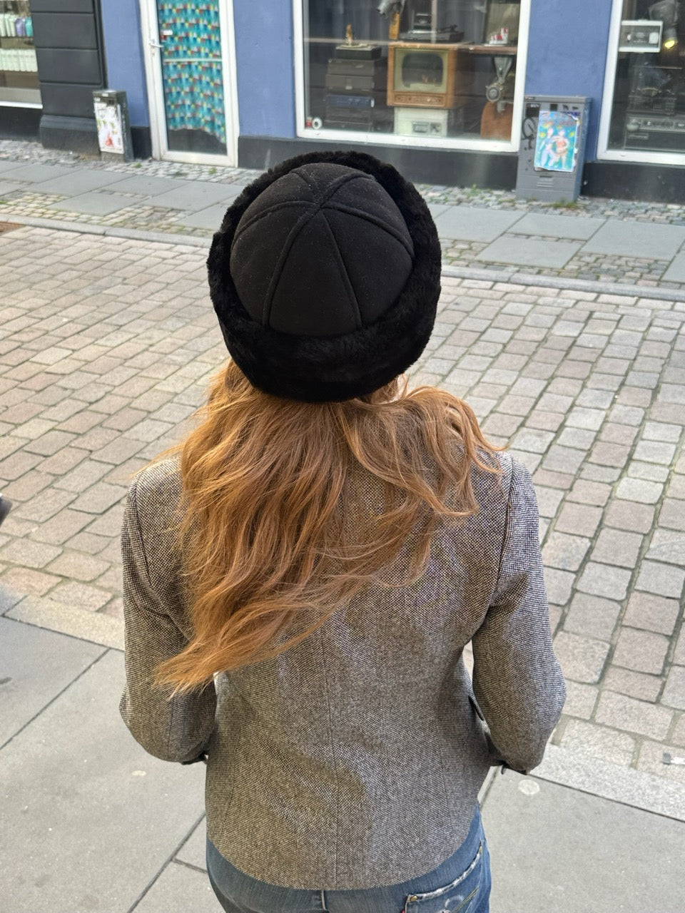 Shearling hat i sort