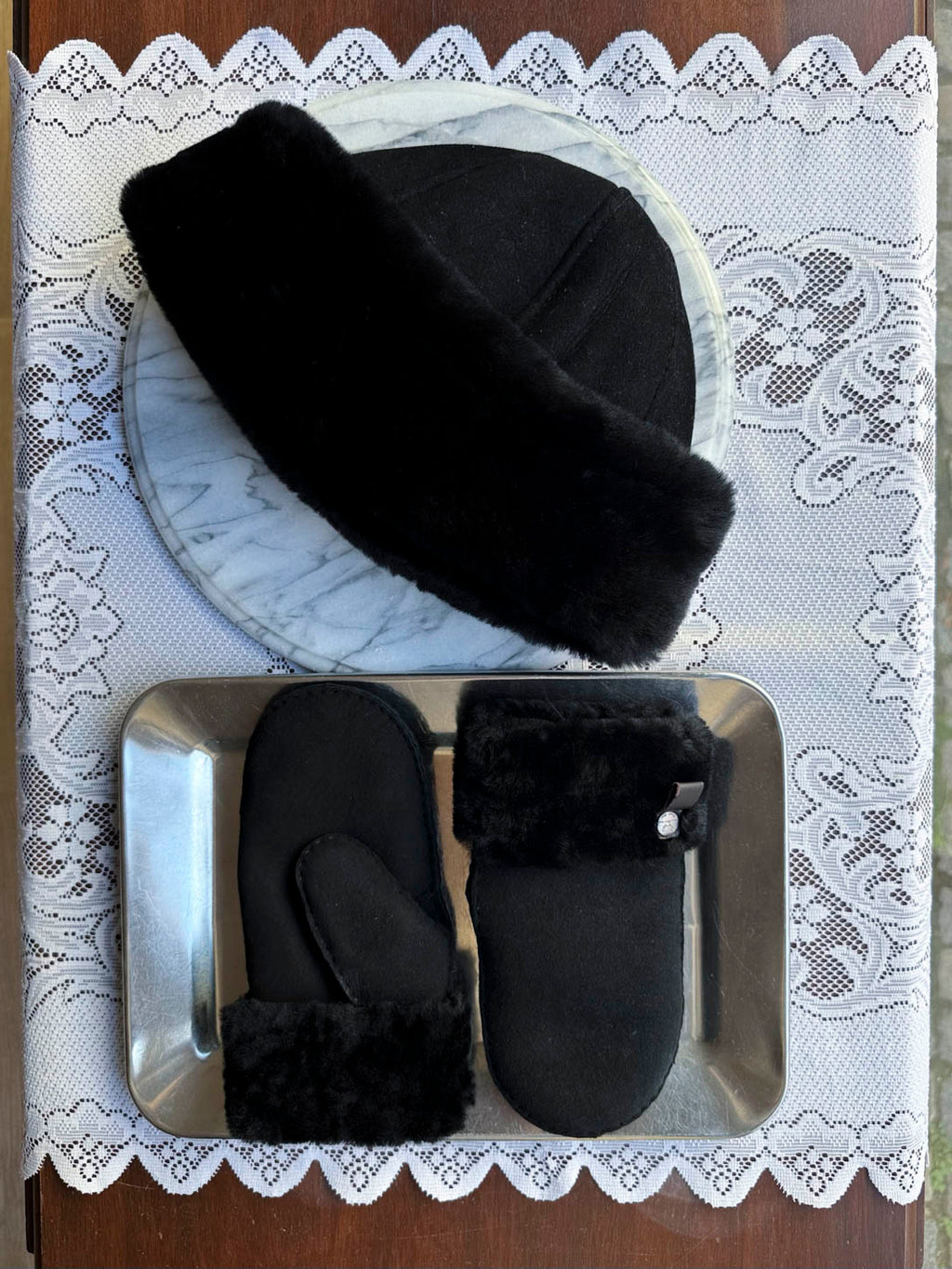 Shearling hat i sort