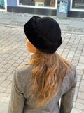 Shearling hat i sort