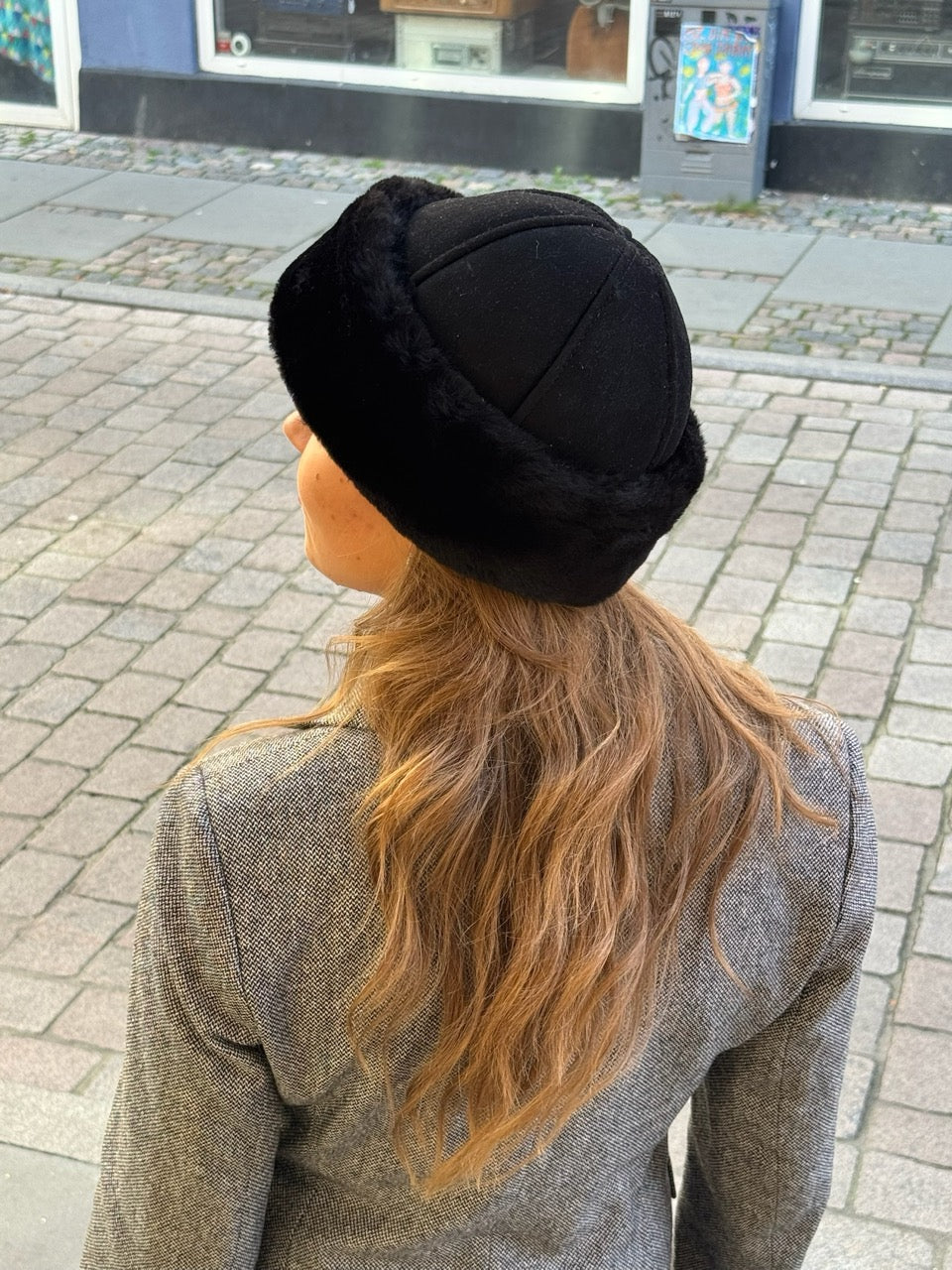 Shearling hat i sort