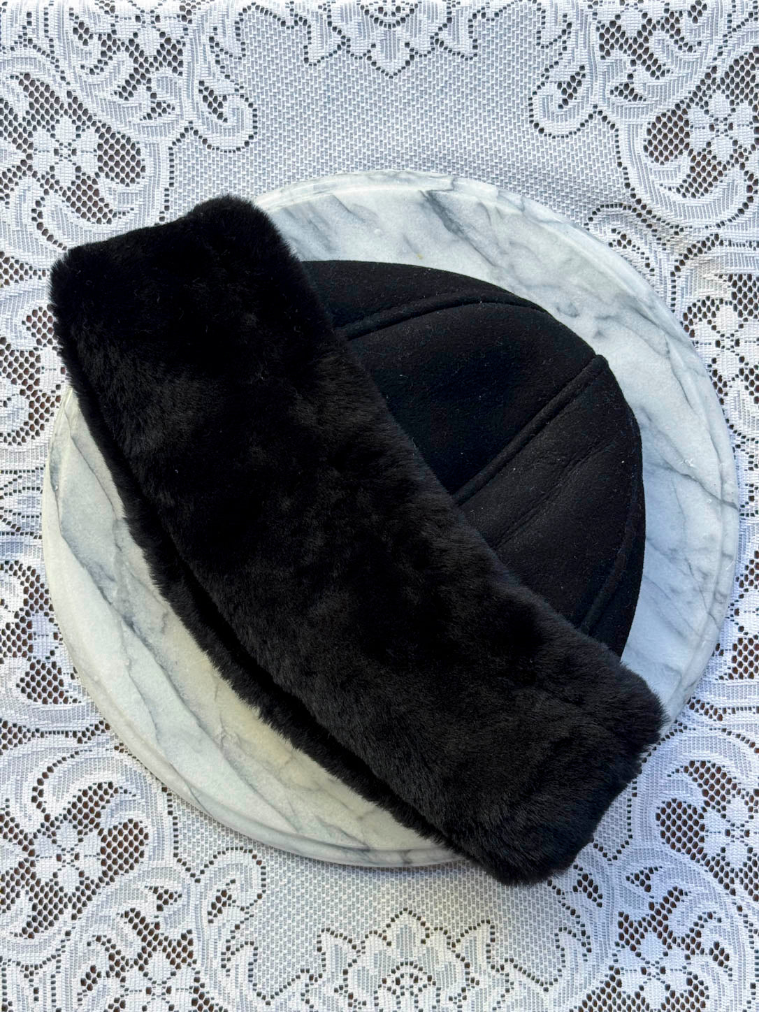 Shearling hat i sort