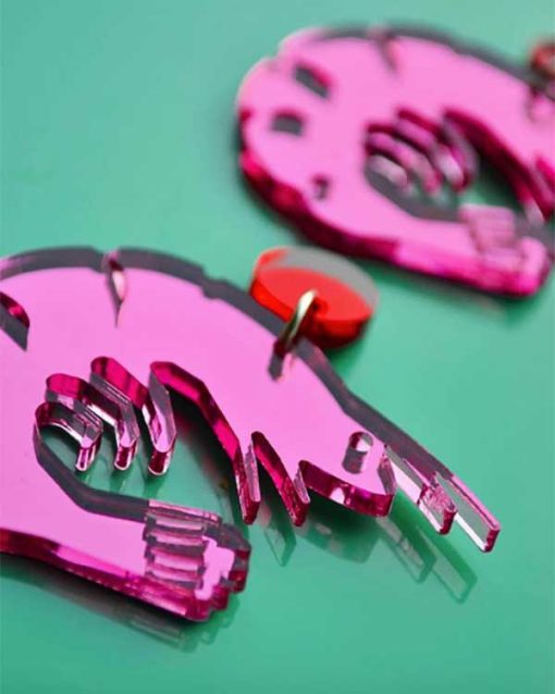 rejeøreringe i pink lavet i plexiglas