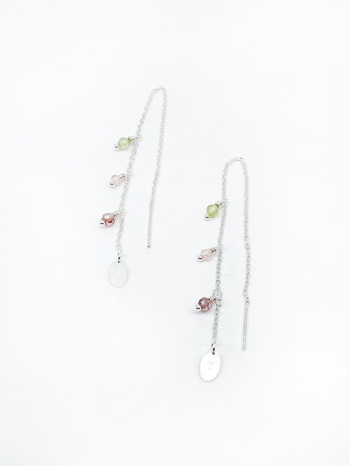 Colorfull strings øreringe fra Lulo Jewelry med lyse perler og sterling sølv