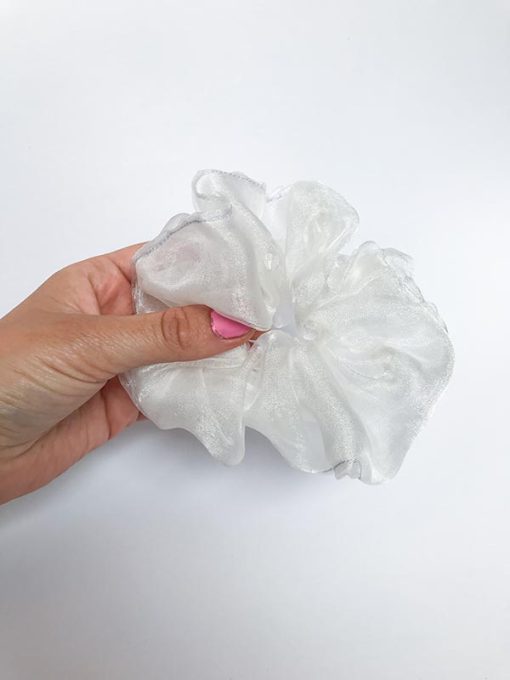 Fluffy scrunchie I hvid i genbrugsmateriale fra Reehmade