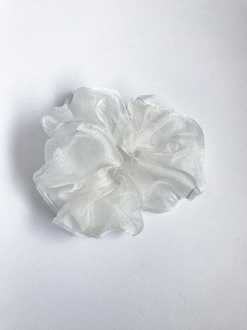 Fluffy scrunchie I hvid i genbrugsmateriale fra Reehmade