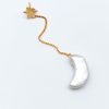 lang string ørering i forgyldt sølv med vedhæng måneformede ferskvandsperler fra Lulo Jewelry