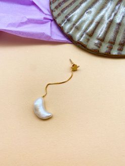 lang string ørering i forgyldt sølv med vedhæng måneformede ferskvandsperler fra Lulo Jewelry
