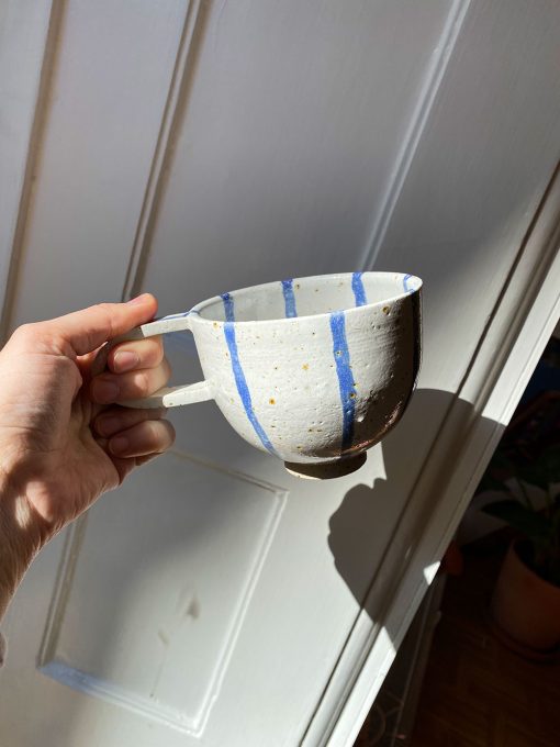Splash keramikkop med hank fra Stenkvist Keramik. Koppen kommer i rustikt ler med blå striber.