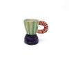 Rund keramik kop med fod og spids hank med mønster fra Rebu Ceramics