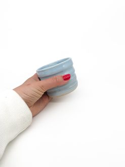 rillet keramik kop uden hank i lyseblå