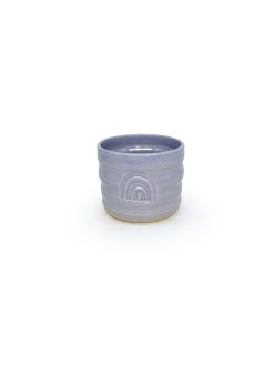 rillet keramik kop uden hank med regnbue tryk i lavendel