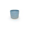 rillet keramik kop uden hank med regnbue tryk i lyseblå