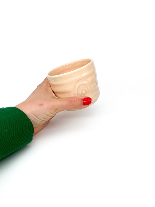 rillet keramik kop uden hank med regnbue tryk i peach