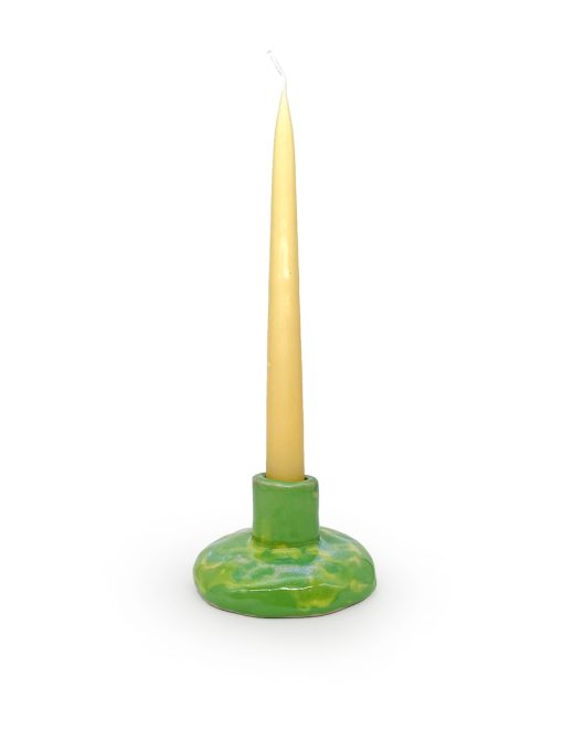 grøn keramik lysestage fra Julie Ebens med lysegult stearinlys i