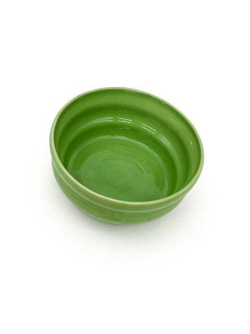 Græsgrøn keramik skål med riller fra Julie Ebens perfekt til en lille salat eller snacks