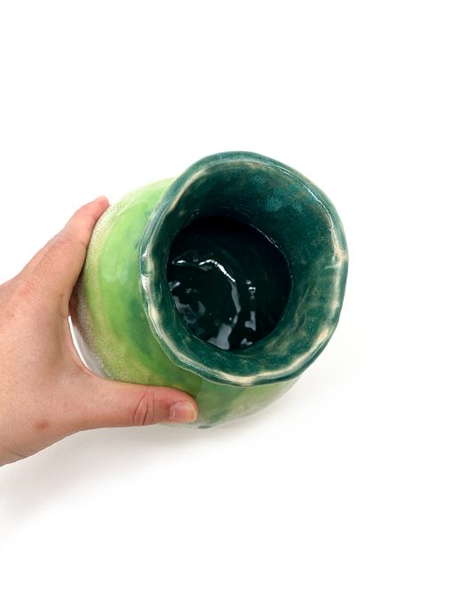 grøn og hvid keramik vase fra Julie Ebens