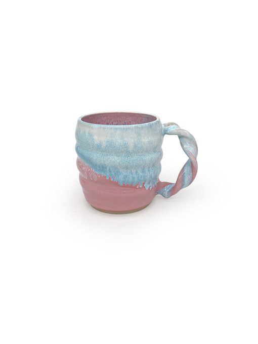 håndlavet keramikkop fra Finemik med pink og lyseblåt glasur, swirl form og snoet hank.