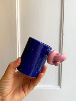 Mørkeblå keramikkop med knudehank i lyserød. Koppen er håndlavet i Tyrkiet hos Zoks Studio.