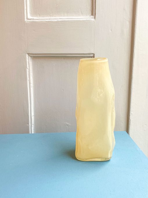 Mundblæst glasvase i lysegult glas fra Marie Retpen. Vasen er mundblæst i Odense på Fyn.