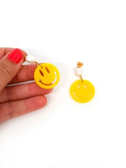 Saisall smiley øreringe i gul med lille ferskvandsperle på