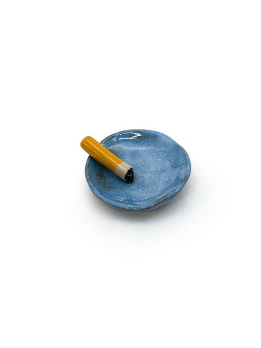 lille keramik askebæger fra Julie Ebens med keramik Cigaret