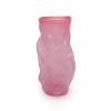 Mundblæst glasvase i pink farvet glas med organiske former fra Marie Retpen. Vasen er mundblæst i Odense på Fyn.