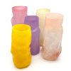 Mundblæste glasvaser i forskellige farvet glas med organiske former fra Marie Retpen. Vasen er mundblæst i Odense på Fyn.