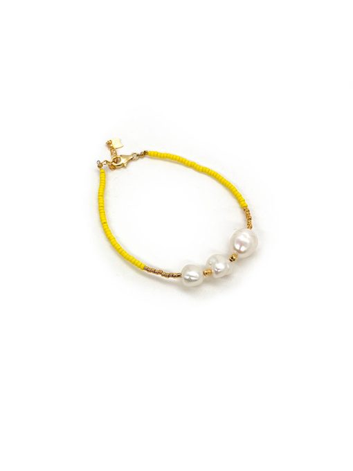 perlearmbånd i gul med ferskvandsperler og forgyldte detaljer fra Lulo Jewelry
