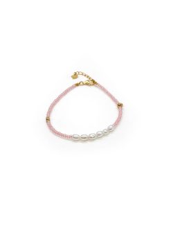 perlearmbånd med lyserøde glasperler og små ferskvandsperler håndlavet af Lulo Jewelry