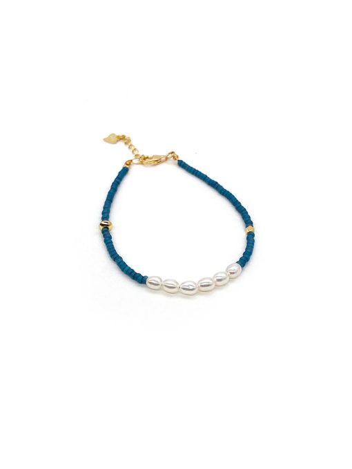 perlearmbånd med blå glasperler og små ferskvandsperler håndlavet af Lulo Jewelry