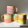 Smukke pastelfarvede keramikkopper fra Finemik med snoede former