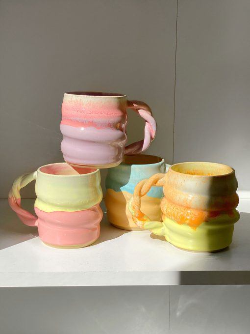 Smukke pastelfarvede keramikkopper fra Finemik med snoede former