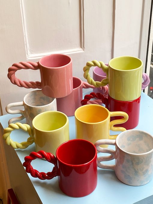 Studio Palu kopper i forskellige farver med snoede hanke