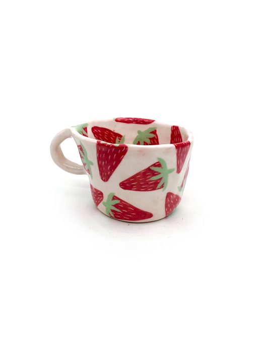 håndlavet keramik kop fra Posy Keramik med store røde jordbær. jordbær koppen er håndlavet i Tyrkiet af Australske Emily.