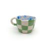 håndlavet keramik kop fra Posy Keramik med grønne tern udenpå og blå blomster indvendig. Koppen er håndlavet i Tyrkiet af Australske Emily.